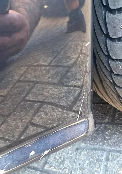 BMW E30: krassen bij de bumperhoek voor het herstel