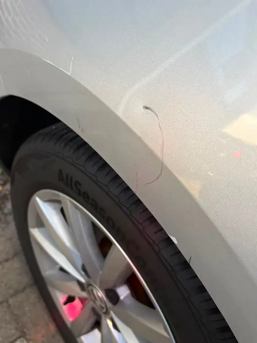 VW Golf: haarkras boven het wiel voor het herstel