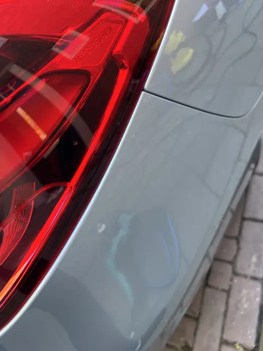 Mercedes: krassen naast het achterlicht na het herstel