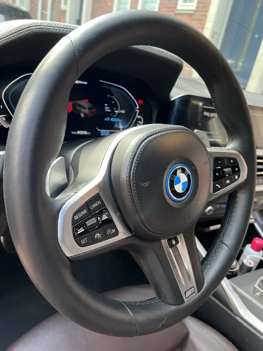 BMW 3-serie (G21): versleten, glimmend leren stuur na het herstel