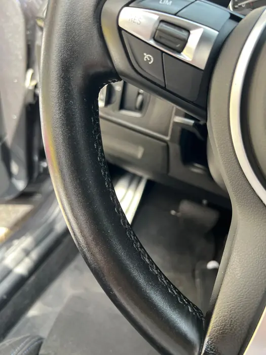 BMW M140i: afgesleten plekken op de stuurrand na het herstel