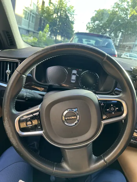 Volvo: gladgesleten stuur met lichte plekken voor het herstel